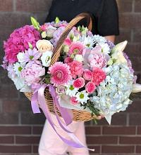 Композиция солнечный день в Кумылженской Цветочная композиция из Розы, Хризантемы, Пионы и Лизиантусы в корзине в Кумылженской