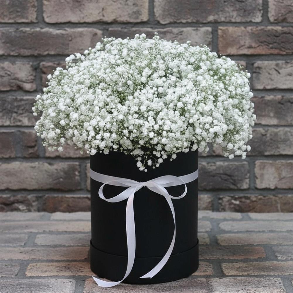 Цветочная композиция из Гипсофила в шляпной коробке в Кумылженской