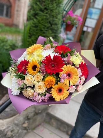Букет цветов из: Герберы, Ромашки, Хризантемы, Розы и Подсолнухи в Кумылженской