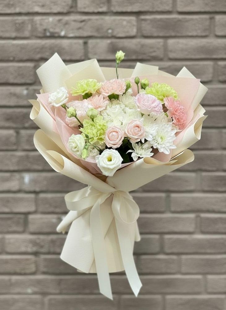 Букет цветов из: Гвоздики, Розы, Лизиантусы и Хризантемы в Кумылженской