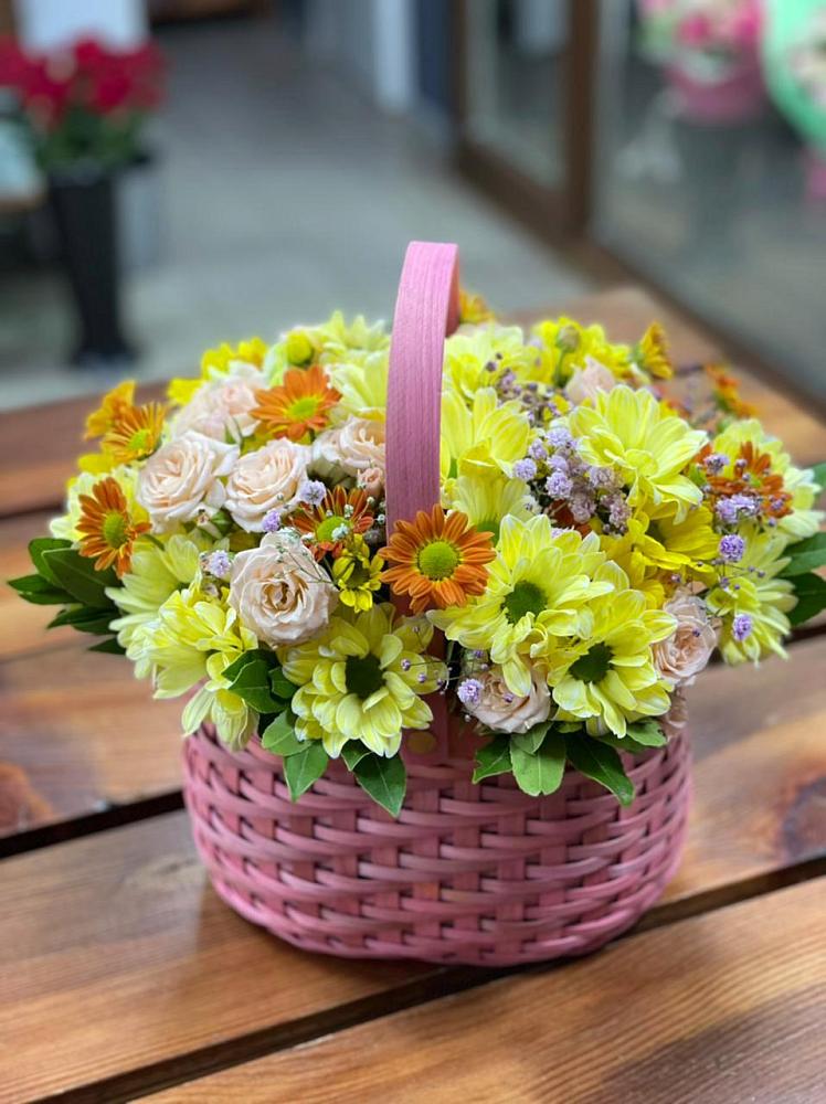 Цветочная композиция из Хризантемы и Розы в корзине в Кумылженской