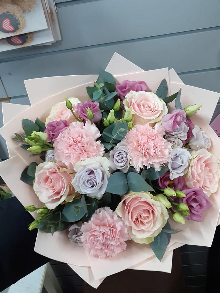 Букет цветов из: Розы, Гвоздики и Лизиантусы в Кумылженской