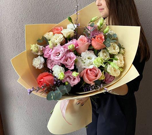 Букет цветов из: Розы, Лизиантусы и Гвоздики в Кумылженской