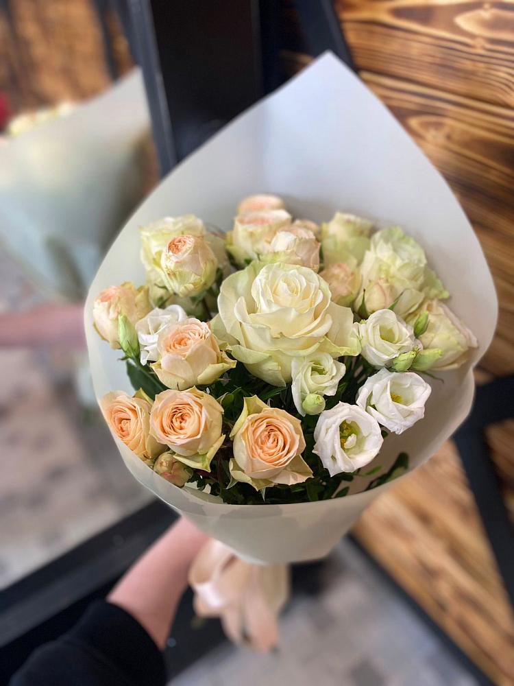 Букет цветов из: Розы и Лизиантусы в Кумылженской